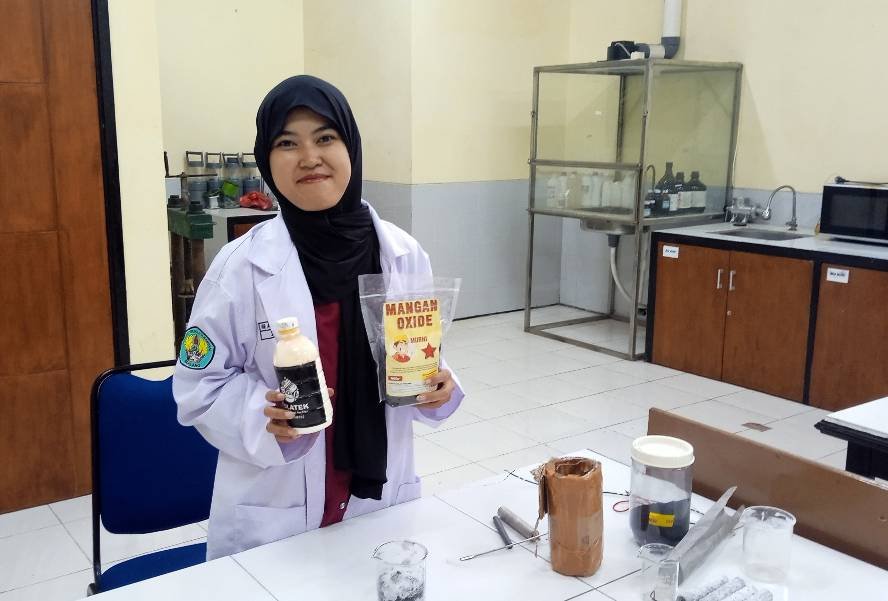 Kerja Keras Eka Maretyaningsih Berbuah Manis, Jadi Lulusan Terbaik Teknik Kimia ITN Malang