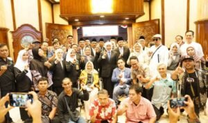 Foto bersama Ketua Komisi E dan Gubernur Jatim Perda Disabilitas Jatim Disahkan, Dr. Sri Untari Dorong Tiga Pergub Segera Tuntas