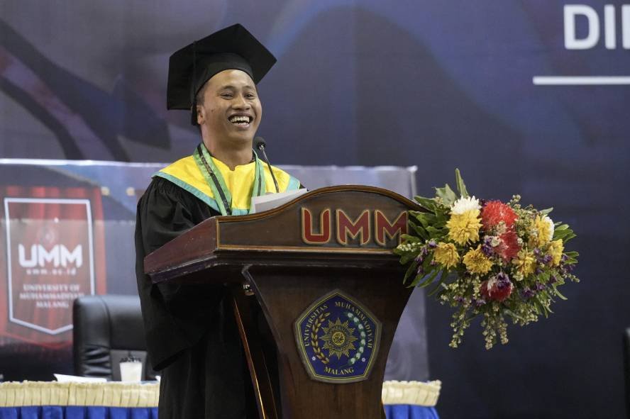 Isa Almasih Putra Muhammadiyah Kisah Isa Almasih Putra Muhammadiyah di Podium Wisuda UMM