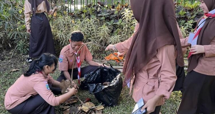 SMAN 6 Kota Malang Rutin Gelar Jumat Bersih untuk Bentuk Karakter Siswa Peduli Lingkungan