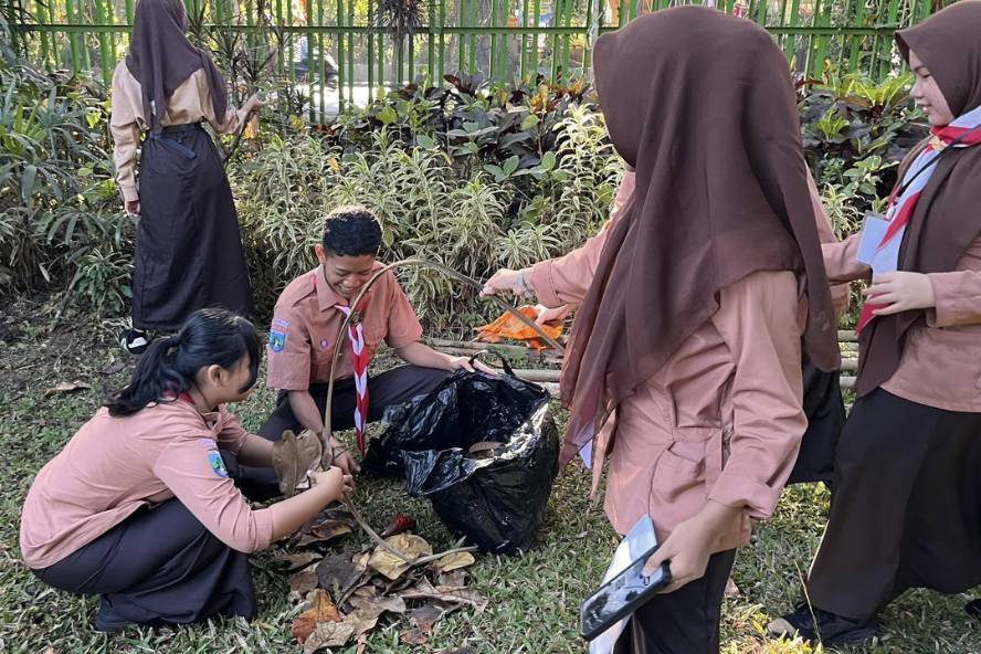 SMAN 6 Kota Malang Rutin Gelar Jumat Bersih untuk Bentuk Karakter Siswa Peduli Lingkungan