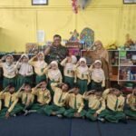 Babinsa Madyopuro Kenalkan Profesi TNI kepada Anak TK Lewat Kelas Inspirasi