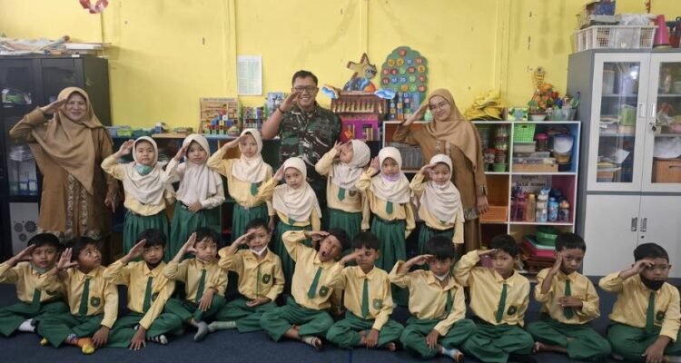 Babinsa Madyopuro Kenalkan Profesi TNI kepada Anak TK Lewat Kelas Inspirasi