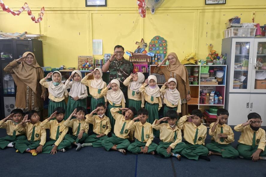 Babinsa Madyopuro Kenalkan Profesi TNI kepada Anak TK Lewat Kelas Inspirasi