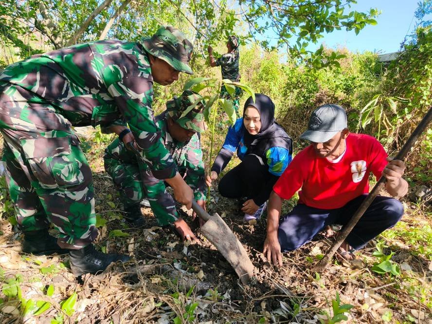 TNI dan Warga Tunjungsekar Tanam 250 Pohon, Hijaukan Lingkungan untuk Generasi Mendatang