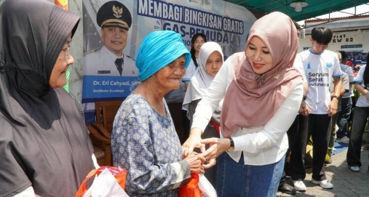 Kolaborasi Lia Istifhama bersama GAS Pemuda dan Senyum Sehat Indonesia Bagikan Ratusan Paket Sembako untuk Warga