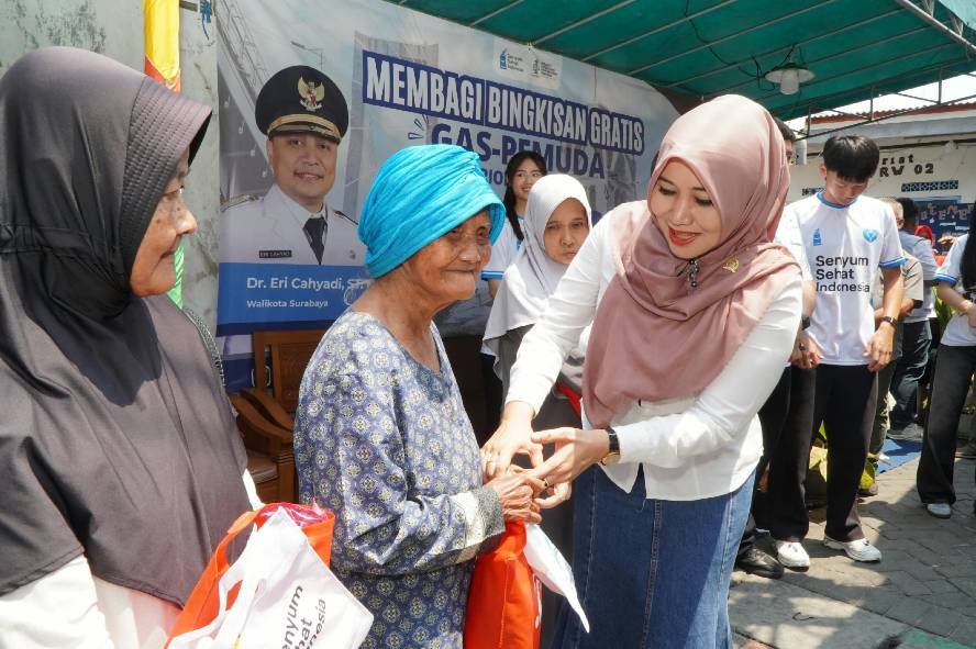 Lia Istifhama menyerahkan sembako Kolaborasi Lia Istifhama bersama GAS Pemuda dan Senyum Sehat Indonesia Bagikan Ratusan Paket Sembako untuk Warga