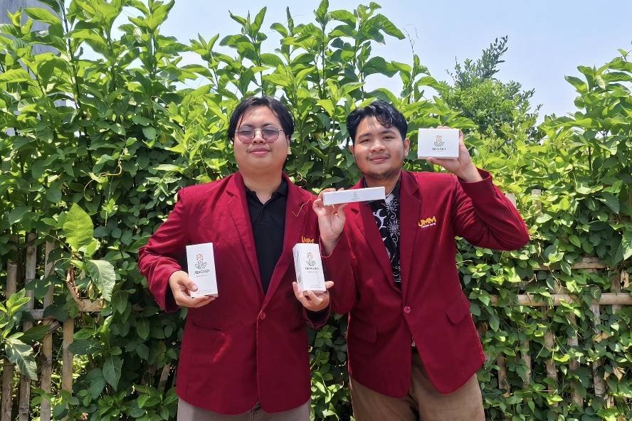 Mahasiswa UMM Ubah Rambut Jagung Jadi Teh Mahasiswa UMM Ubah Rambut Jagung Jadi Teh Artisan