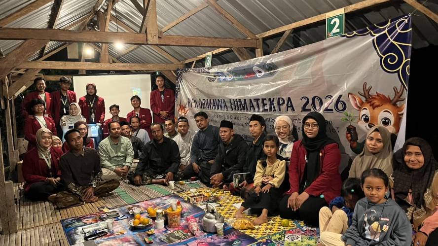 Mahasiswa UMM bersama warga setempat Mahasiswa UMM Satukan Wisata Alam Hingga Potensi Herbal Pasuruan lewat Kasegher