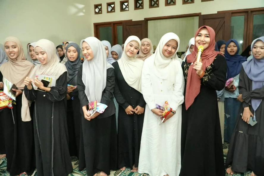 Ning Lia di Al Masykuriyah Hadir di Ponpes Al Masykuriyah, Ning Lia Ajak Gen Z Teladani Akhlak Rasulullah