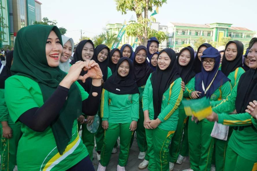 Ning Lia disambut Santriwati Al-Fatimah Kehadiran Anggota DPD RI Lia Istifhama, Disambut Antusias Santriwati Al-Fatimah