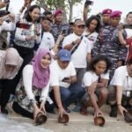 Ning Lia Lepasliarkan Tukik di Tanjung Penyu, Lautan Menunggumu