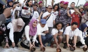 Ning Lia Lepasliarkan Tukik di Tanjung Penyu, Lautan Menunggumu