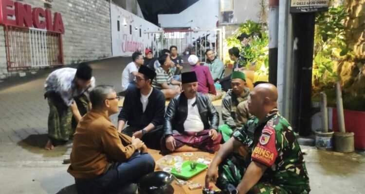 Babinsa Buring Perkuat Komunikasi Warga Lewat Patroli Dialogis