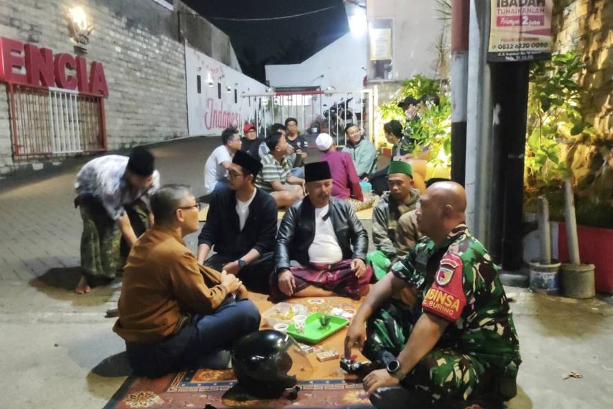 Babinsa Buring Perkuat Komunikasi Warga Lewat Patroli Dialogis