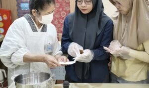 Pembuatan wagashi Cooking Class FIB UB Ajak Mahasiswa Kenali Budaya Jepang lewat Wagashi