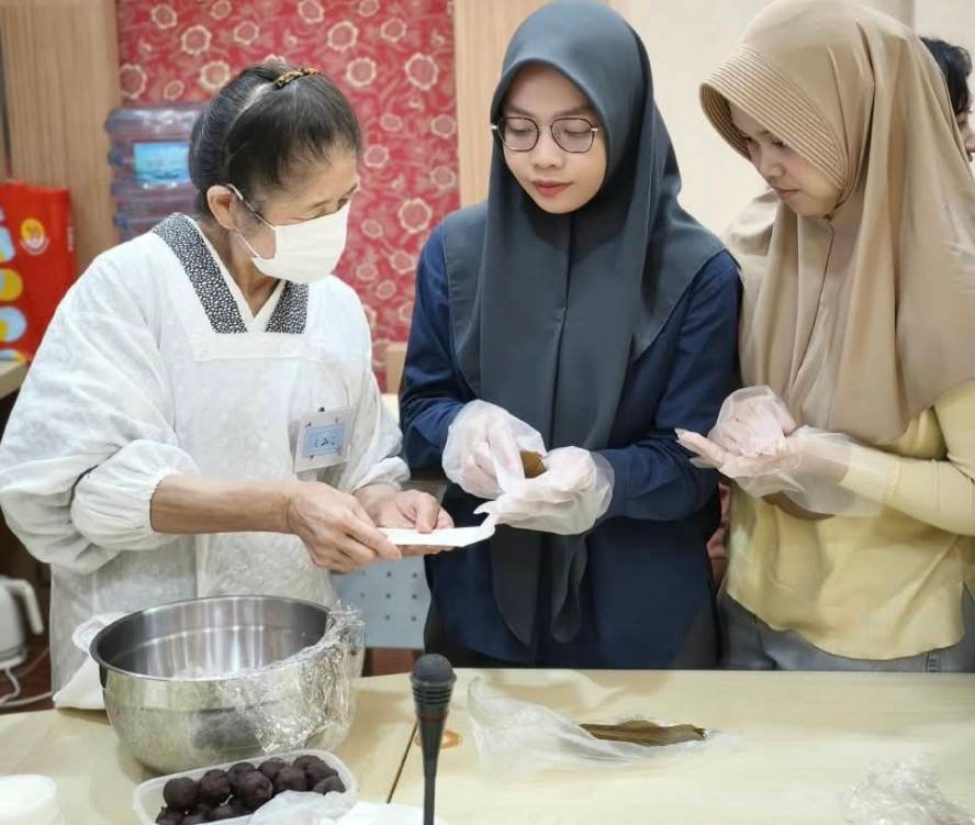 Cooking Class FIB UB Ajak Mahasiswa Kenali Budaya Jepang lewat Wagashi
