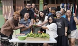 Pemotongan tumpeng Sukses Jaya Sukses Jaya, Film Garapan Bayu Skak Ini Angkat Kisah Perjuangan Kuli Perantau di Jakarta