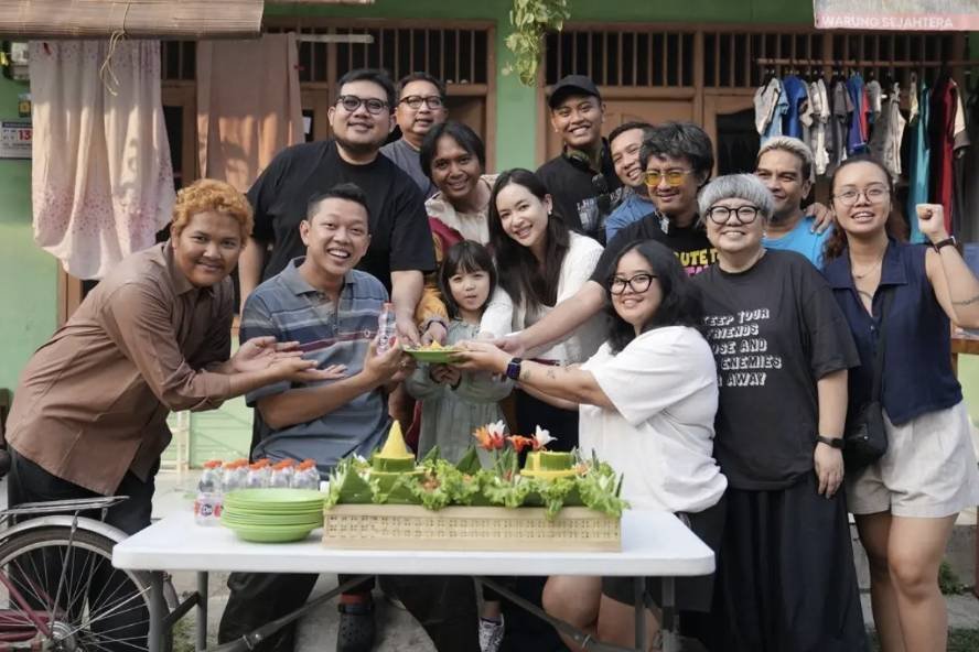 Pemotongan tumpeng Sukses Jaya Sukses Jaya, Film Garapan Bayu Skak Ini Angkat Kisah Perjuangan Kuli Perantau di Jakarta