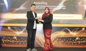 Penyerahan penghargaan Konsisten Rangkul Gen Z, Ning Lia Digelari Penggerak Demokrasi