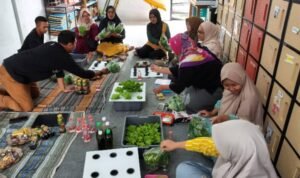 Polinema Ajak Warga Watugede Singosari Wujudkan Ketahanan Pangan lewat Hidroponik