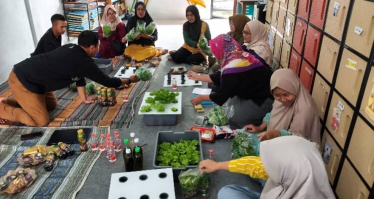Polinema Ajak Warga Watugede Singosari Wujudkan Ketahanan Pangan lewat Hidroponik
