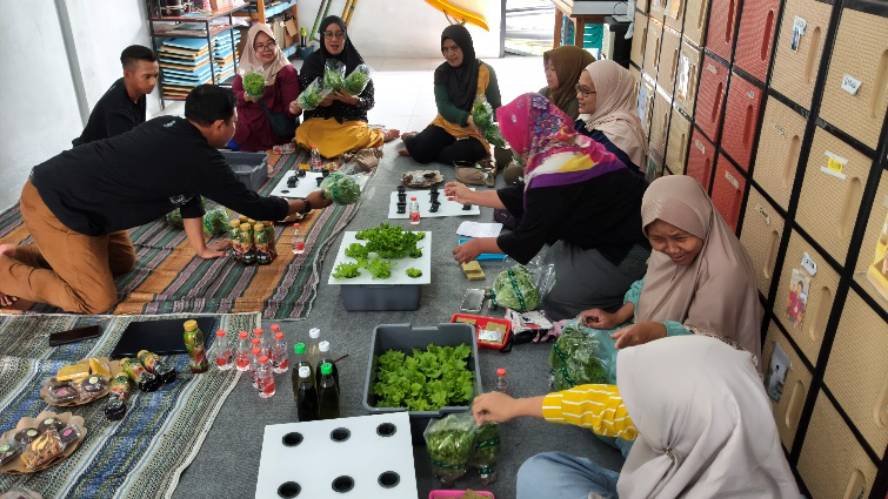 Praktik pembuatan Hidroponik Polinema Ajak Warga Watugede Singosari Wujudkan Ketahanan Pangan lewat Hidroponik