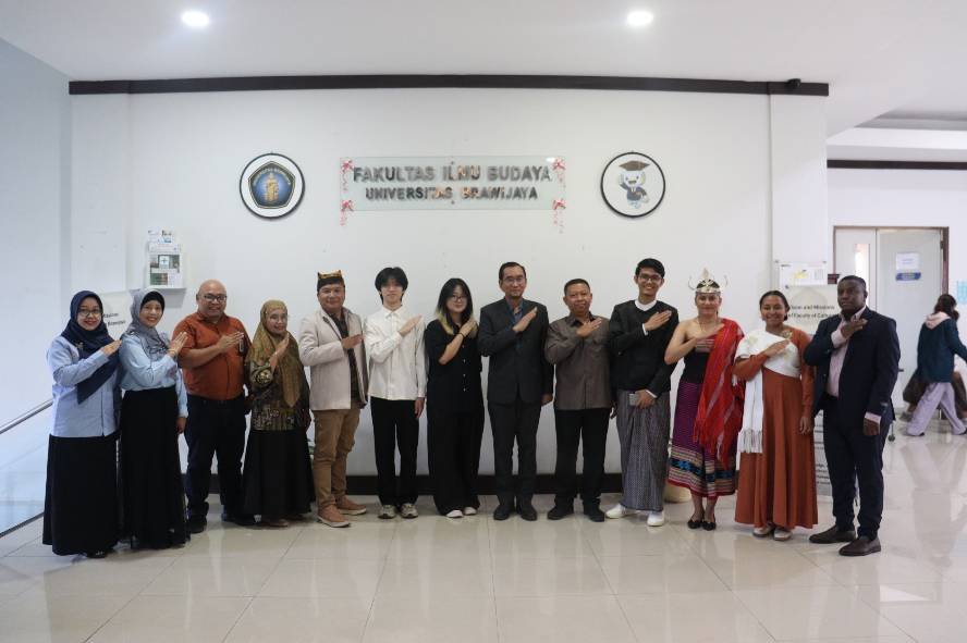 Rektor UB bersama mahasiswa asing Delapan Mahasiswa Asing Belajar Bahasa Indonesia di FIB UB