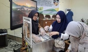 Smart Vacuum Sealer FTAB Dosen FTAB UB Hibahkan Smart Vacuum Sealer, UMKM Situbondo Didorong Naik Kelas