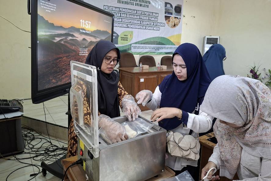 Dosen FTAB UB Hibahkan Smart Vacuum Sealer, UMKM Situbondo Didorong Naik Kelas