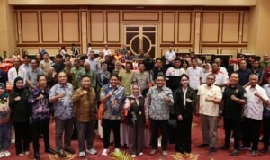 Sri Untari bersama peserta FGD Komisi E DPRD Jatim Jaring Masukan Stakeholder untuk Perbarui Regulasi Olahraga