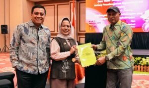 Sri Untari menerima masukan NPCI DPRD Jatim Bahas Kesetaraan Hak Atlet Paralimpik dalam Perubahan Perda Keolahragaan