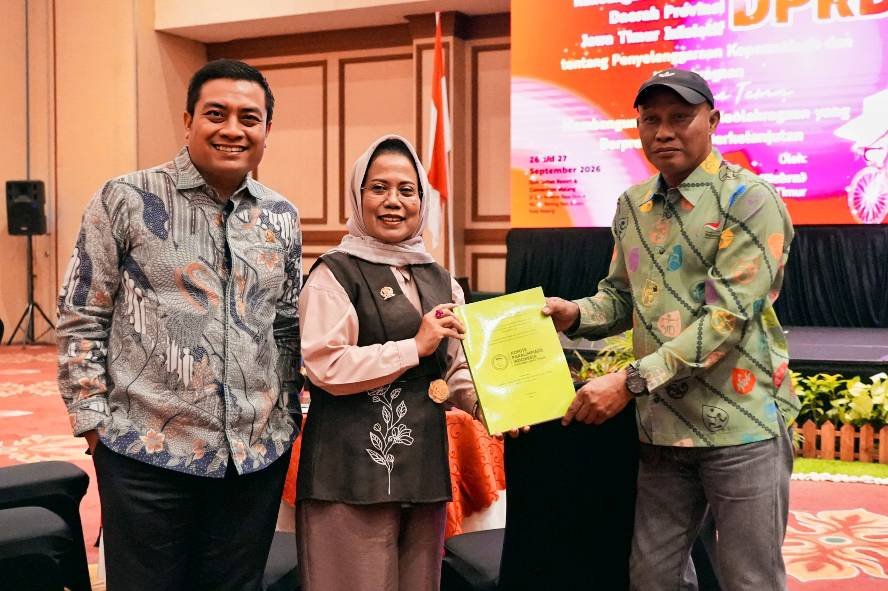 Sri Untari menerima masukan NPCI DPRD Jatim Bahas Kesetaraan Hak Atlet Paralimpik dalam Perubahan Perda Keolahragaan