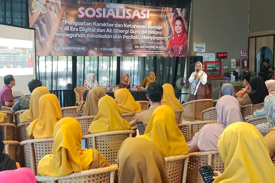 Sri Untari menyampaikan sosialisasi Dr. Sri Untari Soroti Maraknya Problem Remaja, Dorong Kolaborasi Guru BK dengan Lintas Sektor