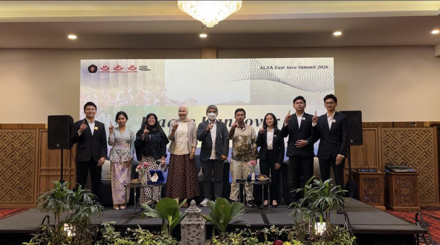 ALSA LC dan NarasumberALSA LC dan Narasumber Kawal Hak Mobilitas Warga, ALSA East Java Summit 2026 Serahkan Rekomendasi Kebijakan Transportasi