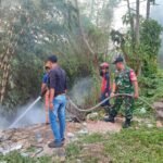 Babinsa Sawojajar Sigap Bantu Padamkan Kebakaran Rumpun Bambu