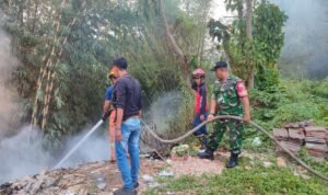 Babinsa Sawojajar Sigap Bantu Padamkan Kebakaran Rumpun Bambu