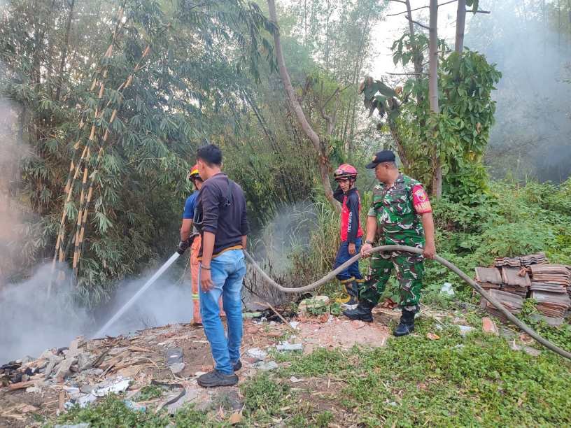 Babinsa Sawojajar Sigap Bantu Padamkan Kebakaran Rumpun Bambu