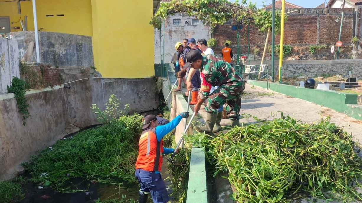 Cegah Banjir, Babinsa Tulusrejo dan Warga Bersihkan Drainase