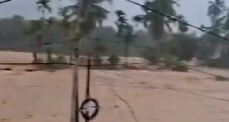 Banjir Melanda Sejumlah Wilayah Kota Padang, Pemkot Tetapkan Status Siaga