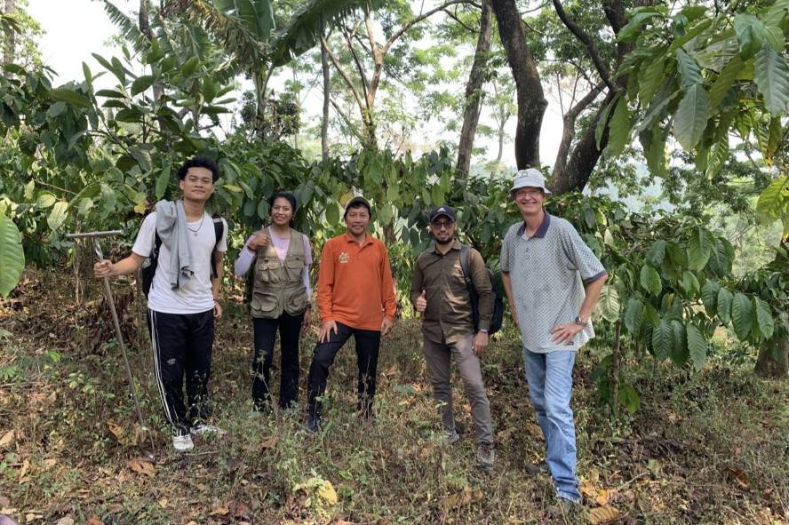 Dosen FBiPK UB bersama dosen University of Goettingen Departemen Tanah FBiPK UB Jalin Kolaborasi Penelitian Agroforestri Kopi dengan University of Goettingen tentang
