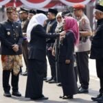 Tiga Dekade Perjuangkan Ekonomi Kerakyatan, Dr. Sri Untari Terima Lencana Emas Jer Basuki Mawa Beya