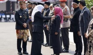 Tiga Dekade Perjuangkan Ekonomi Kerakyatan, Dr. Sri Untari Terima Lencana Emas Jer Basuki Mawa Beya