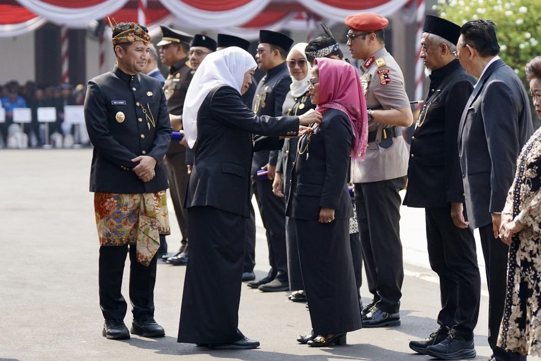 Tiga Dekade Perjuangkan Ekonomi Kerakyatan, Dr. Sri Untari Terima Lencana Emas Jer Basuki Mawa Beya