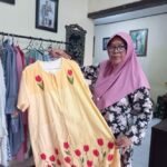 Bergabung dengan Koperasi SBW, Endang Kembangkan Usaha Daster Bordir Malangan