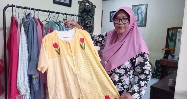 Bergabung dengan Koperasi SBW, Endang Kembangkan Usaha Daster Bordir Malangan