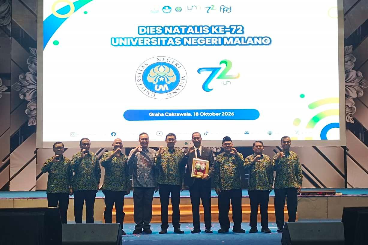 Foto bersama Wamendiktisaintek jajaran Rektor UM Hadiri Dies Natalis ke-72 UM, Wamendiktisaintek Tekankan Pentingnya Perubahan Paradigma Perguruan