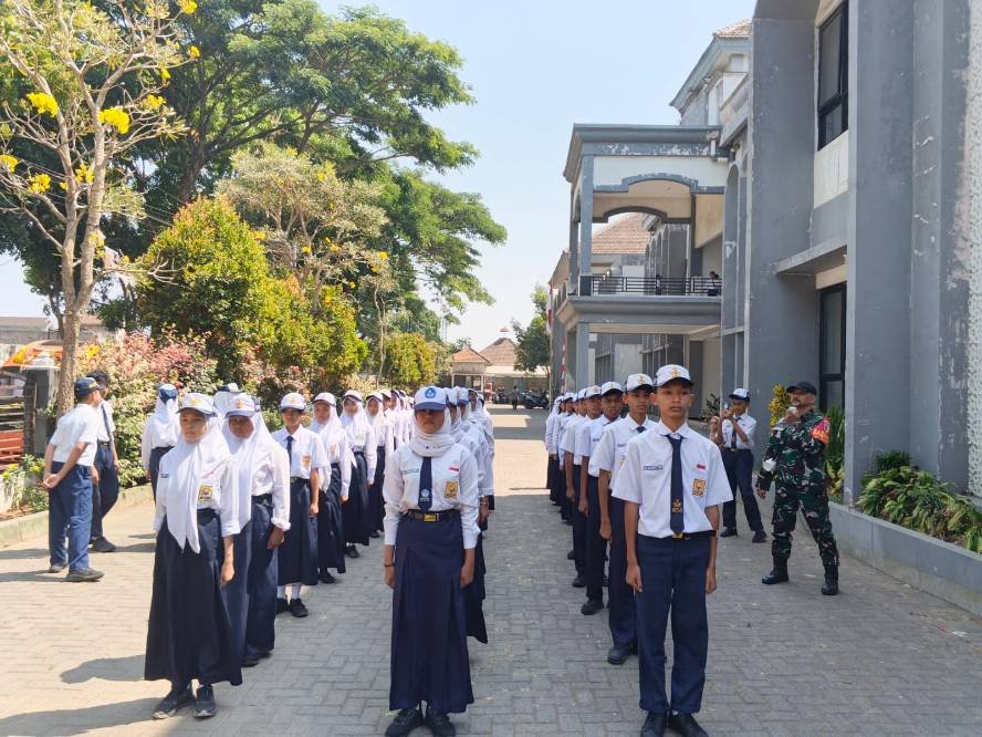Babinsa Gadang Tanamkan Disiplin kepada Siswa Lewat LDKS OSIS SMP 29 Malang