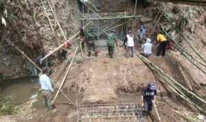 Jembatan Perintis Garuda Cemorokandang Mulai Dicor, TNI dan Warga Gotong Royong