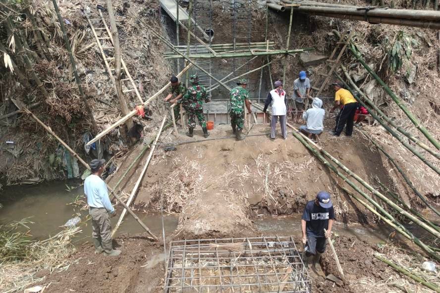 Jembatan Perintis Garuda Cemorokandang Mulai Dicor, TNI dan Warga Gotong Royong